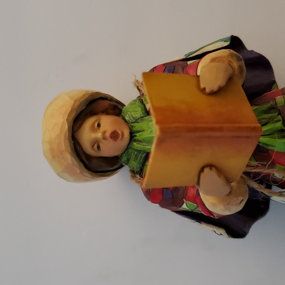 Jim Shore Festive Female Caroler #4005327 - Picture 2 of 12